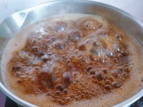 2. 先煮珍珠圆子：将红糖和水倒入小锅中，煮沸后倒入珍珠，小火焖煮20分钟，再关火焖20分钟左右。