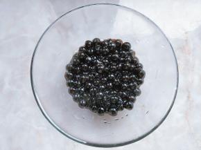 3. 将珍珠捞出，用冷水冲凉后，泡入黑糖液中备用。