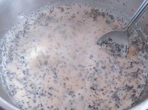 4. 接下来煮奶茶：将细砂糖倒入小锅中，融化成黄色后倒入牛奶和锡兰红茶，小火煮沸至液体上色，有奶茶的香味，关火。