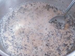 4. 接下来煮奶茶：将细砂糖倒入小锅中，融化成黄色后倒入牛奶和锡兰红茶，小火煮沸至液体上色，有奶茶的香味，关火。