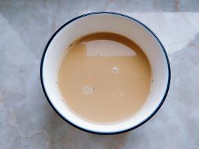 5. 把奶茶过滤后倒入杯子，放在一边晾凉备用。