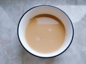5. 把奶茶过滤后倒入杯子，放在一边晾凉备用。