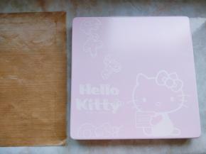 6. 然后开始制作蛋糕片：先准备一个边长28cm的正方形不粘烤盘和配套的油布或油纸。我用的是学厨11寸Hello Kitty烤盘和配套油布。