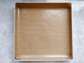 7. 将油布折好放入烤盘内，放在一边备用。同时预热烤箱，上下火165度10分钟。