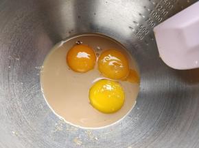 8. 把蛋白和蛋黄分离，分别装入无水无油的打蛋盆中。先在蛋黄中加入糖、奶茶和玉米油，用蛋抽搅匀到没有油花的乳化状态（奶茶要放凉再加入，不然会让蛋黄直接凝固）。