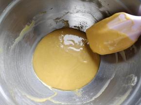 9. 筛入低筋粉，轻柔翻拌成细腻的蛋黄糊，放在一边。