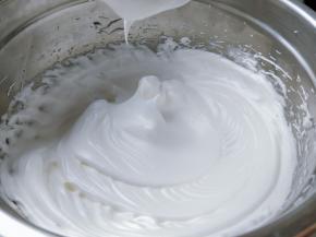 10. 再打发蛋白：在蛋白中分3次加入细砂糖，打发到干性发泡状态（提起搅拌头呈小尖角）。