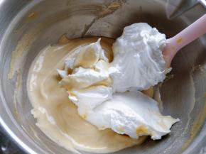 11. 混合蛋糕糊：将打发好的蛋白霜分3次加入蛋黄糊中，从底部轻柔翻拌均匀，每次拌匀后再加入下一次。