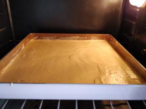 14. 放入预热好的烤箱中层，上下火165度烤20分钟左右。具体时间和实际温度要根据不同烤箱实际炉温酌情调整。