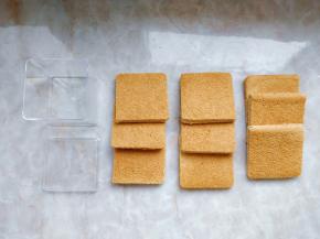 16. 用盒子压在晾凉的蛋糕片上，扣出9片方形蛋糕片。