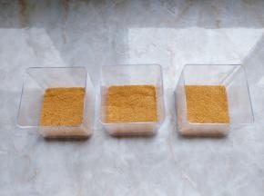 17. 组装：将一片铺在盒子底部压实。