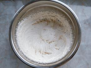 19. 加入奶茶液，继续打发到七八分发的状态后，装入剪口裱花袋中。