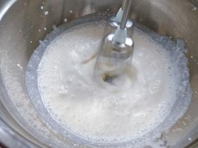 18. 将淡奶油加细砂糖打发到6分发左右。