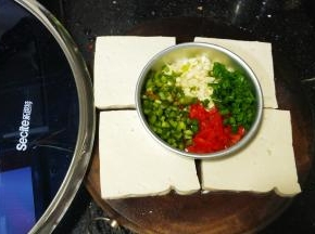 豆腐切均匀4片，葱、蒜、青红椒切碎