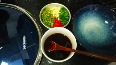 所有调味汁放碗里拌均匀，试试咸或淡，再根据自己口味调整