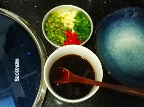 所有调味汁放碗里拌均匀，试试咸或淡，再根据自己口味调整