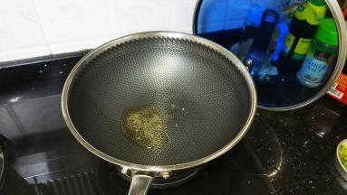 锅里热油