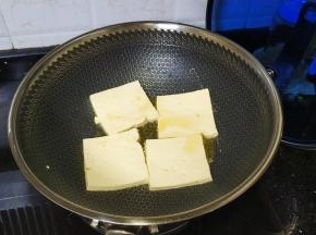 放入豆腐片煎至两边金黄