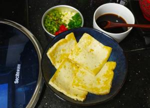 将煎好的豆腐盛出放入碗底