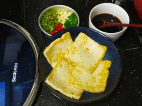 将煎好的豆腐盛出放入碗底