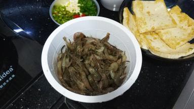 河虾清洗干净沥干水分