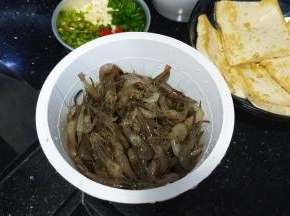 河虾清洗干净沥干水分