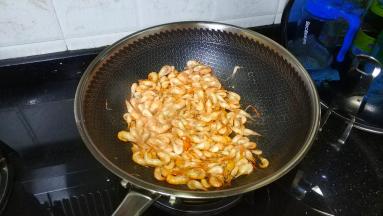然后将锅里的水油倒掉