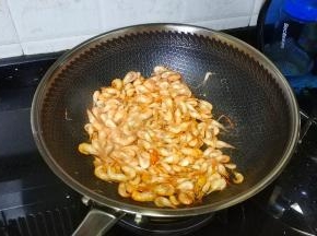 然后将锅里的水油倒掉