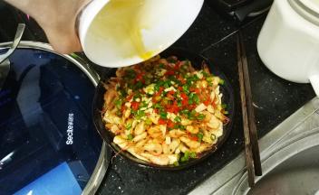 倒入调味汁