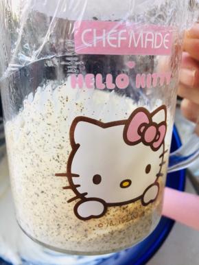 2、盖保鲜膜微波炉加热1分钟，晾凉备用