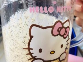 2、盖保鲜膜微波炉加热1分钟，晾凉备用