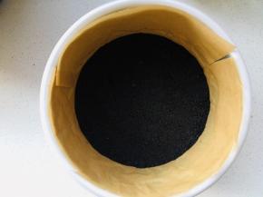 3、奥利奥碎与融化的黄油搅拌均匀，6寸戚风模具中放置油纸，将搅拌好的饼干碎放进去压实，放入冰箱冷藏定型