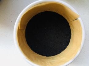 3、奥利奥碎与融化的黄油搅拌均匀，6寸戚风模具中放置油纸，将搅拌好的饼干碎放进去压实，放入冰箱冷藏定型