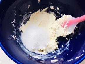 4、奶油奶酪室温软化，用刮刀按压成膏状后，加入白砂糖打至顺滑