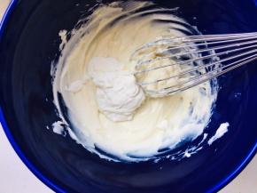 加入酸奶油搅拌均匀