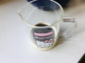 将伯爵红茶叶打碎，放入到淡奶油中