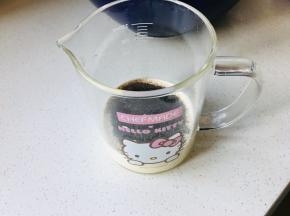 将伯爵红茶叶打碎，放入到淡奶油中