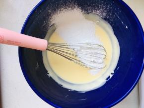 7、筛入玉米淀粉搅打均匀