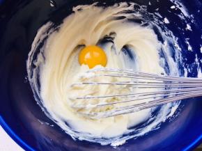 6、依次加入蛋黄和全蛋，没添加一种都要充分搅打均匀再添加下一种