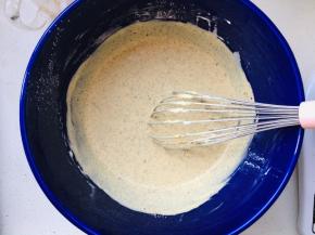 8、加入红茶随淡奶油混合物，搅拌均匀