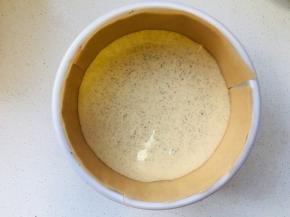 将芝士糊倒入到模具中