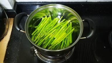 锅里水开后放入芦笋