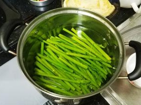 倒掉热水，用凉开水浸泡