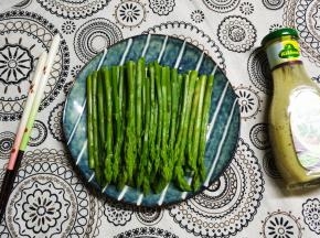 捞出排好在碟子里，封上保鲜膜放入冰箱冷藏半小时至1小时