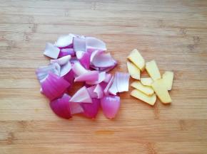 洋葱和生姜分别洗干净切成片。