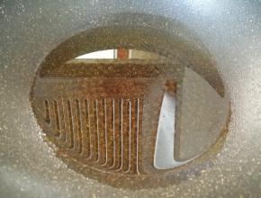 炒锅内倒多一些食用油烧至温热。