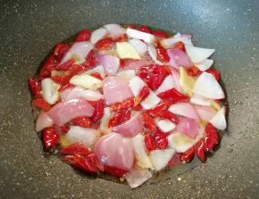 直到洋葱变色炸出香味。