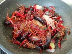 下入处理好的小龙虾。