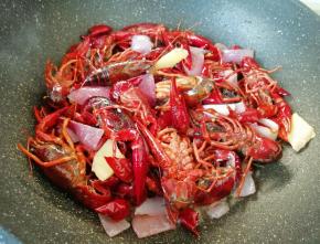 大火翻炒至小龙虾变红。