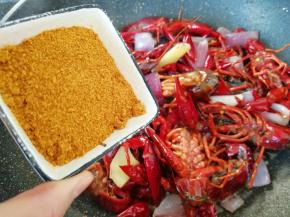 加入咖喱粉翻炒均匀。